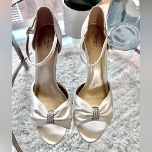 Unforgettable Moments Satin ivory 4” peep toe w/ankle strap Size 12 w/Free purse